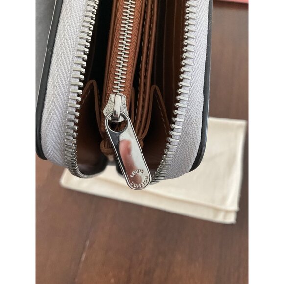 Louis Vuitton Mahina Beige Zippy Wallet Excellent Condition Box & Bag - Picture 11 of 13